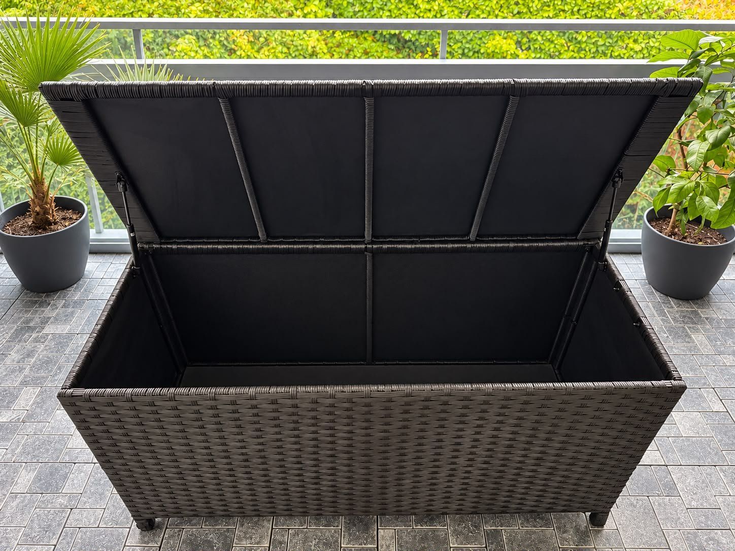 Auflagenboxen: Rattanoptik-Truhe anthrazit, stabil, mit Rollen! – Gebraucht aus Fällanden von Naty.25 2