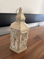 Laterne Weiss Shabby Chic mit Lilien 25cm Höhe