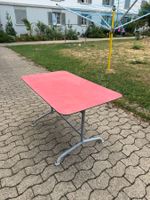 Roter Gartentisch
