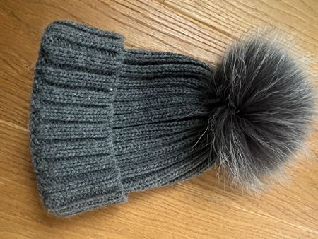 Wintermütze mit Bommel aus Fell, neuwertig