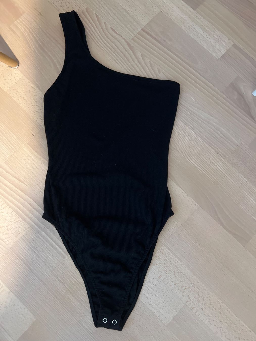 Lotti di vestiti: Bodys Damen 38 – Usato da Winterthur venduto da Dasomesi 1