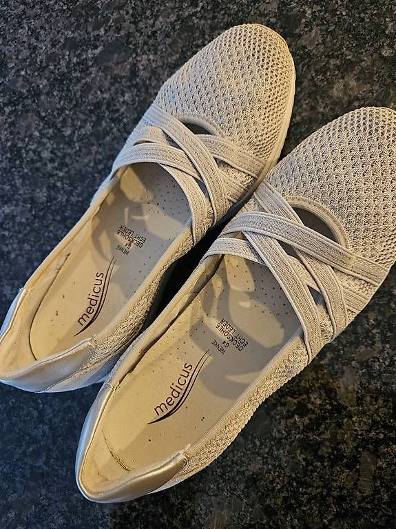 Damenschuhe: Medicus Slipper / Sneaker Damen Gr. 37 – Gebraucht aus Mels von nic_r6tt 1