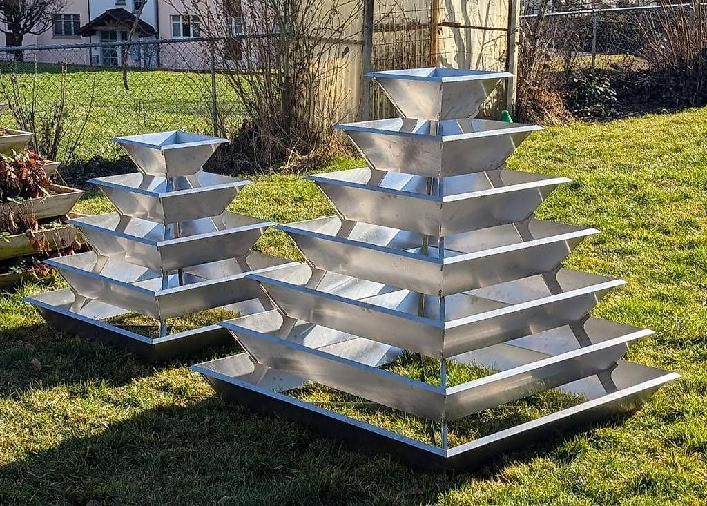 Tutte le decorazioni: Pflanzpyramide / Erdbeerpyramide / Kräuterpyramide – Nuovo e nell'imballaggio originale da Kaltbrunn venduto da Jules1 1