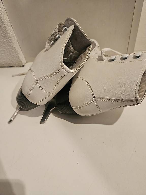 Pattini da ghiaccio: Schlittschuhe Oxelo Gr. 35/36  neu – Usato da Zürich venduto da Elena231 1