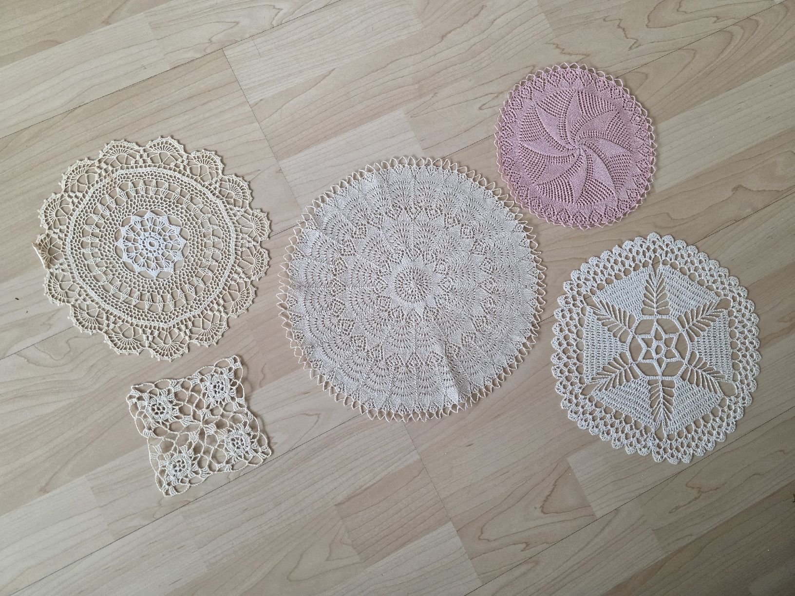 Sottobicchieri: Gehäkelte Deckchen, 5 Stk, Handarbeit, Vintage Stil – Usato da Suhr venduto da andreas_2008
