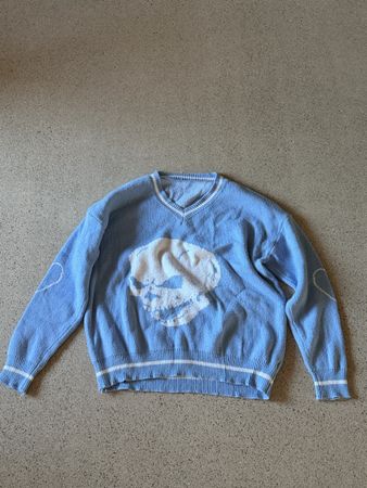 Pull-over bleu motif crâne et cœurs, bon état général