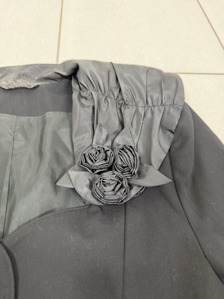 Giacche: Vintage Black Jacket with Rose Detail - Size Medium – Usato da Knonau venduto da Grapesvintage 3