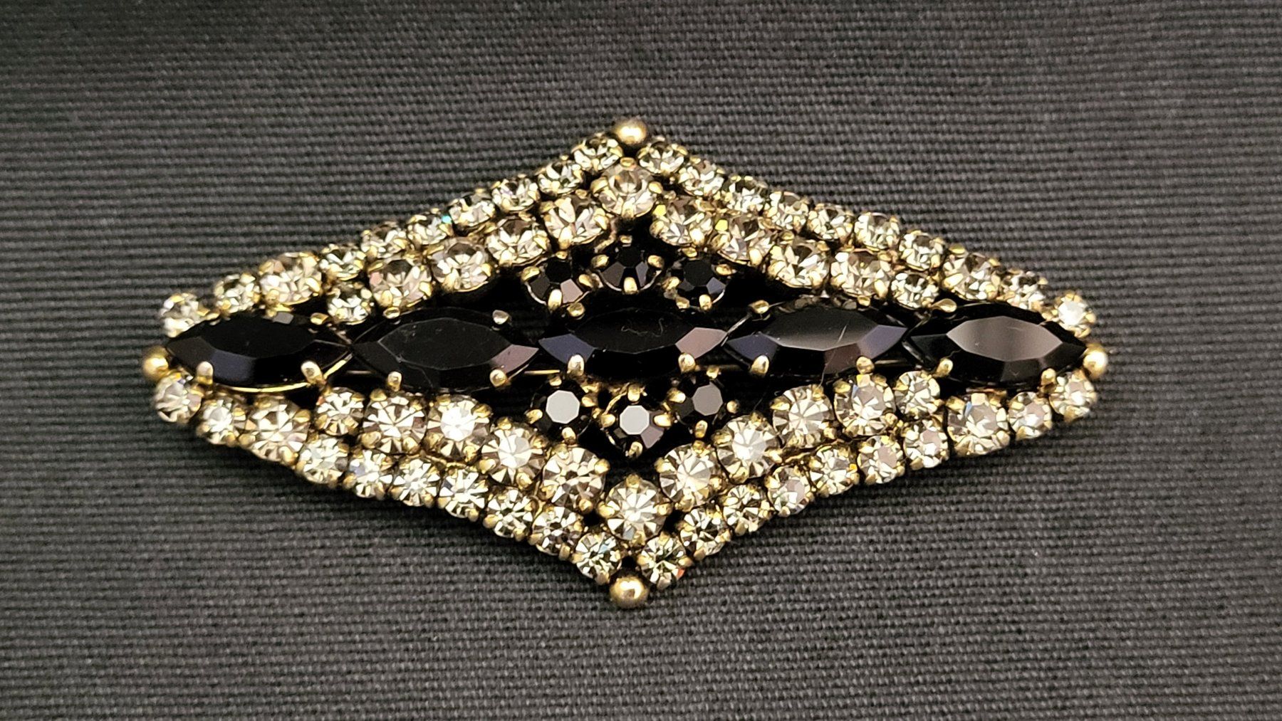 Gablonzer Spille & Fermagli: Grosse Strass-Brosche schwarz/grau – Usato da Basel venduto da spinne02