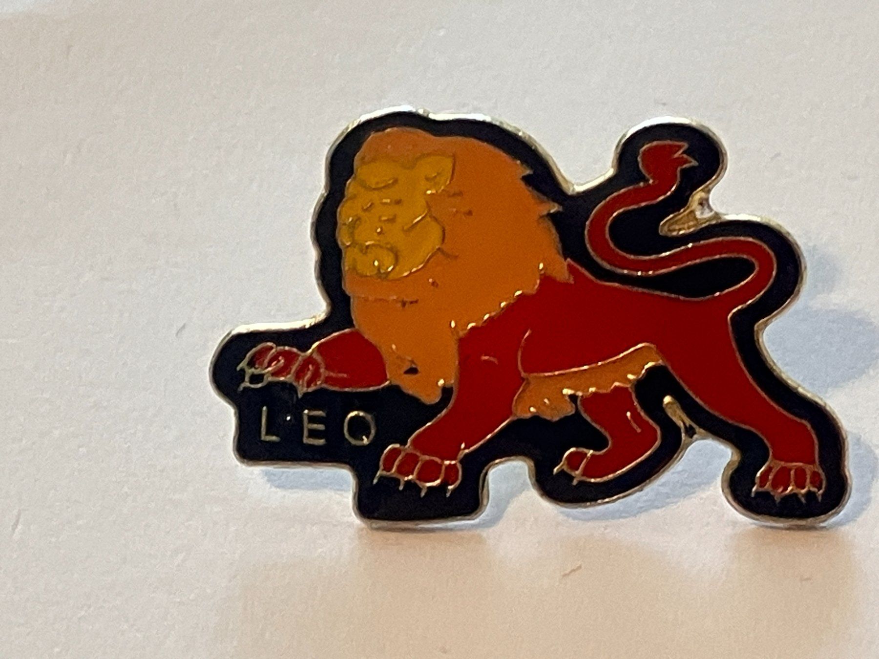 Placchette & Badge: 1 Pin Leo – Usato da Basel venduto da djwwpp