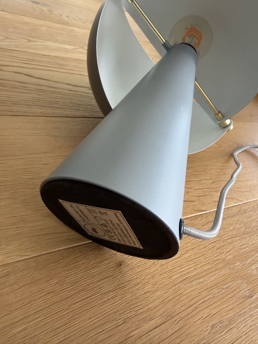 Lampen: Design Tischleuchte  – Gebraucht aus Maienfeld von hfo_b9jq 1