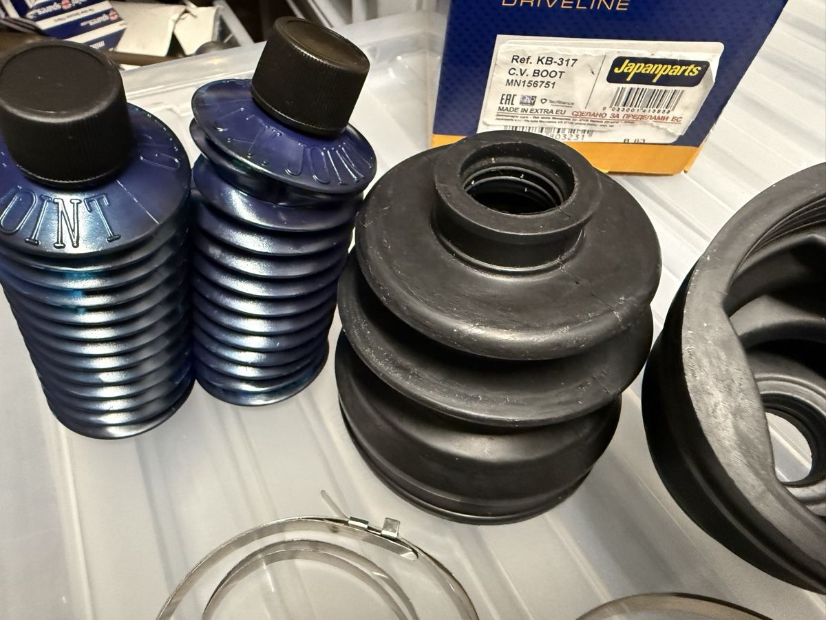 Mitsubishi Tutti pezzi di ricambio auto: Achsmanschetten Mitsubishi Evo 7/8/9 – Nuovo e nell'imballaggio originale da Uster venduto da Sasisa 2