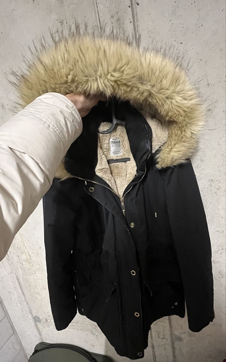 Giacche: Winterjacke mit Kunstfellkapuze, schwarz, Gr. M – Usato da Bachenbülach venduto da sam_x8rt