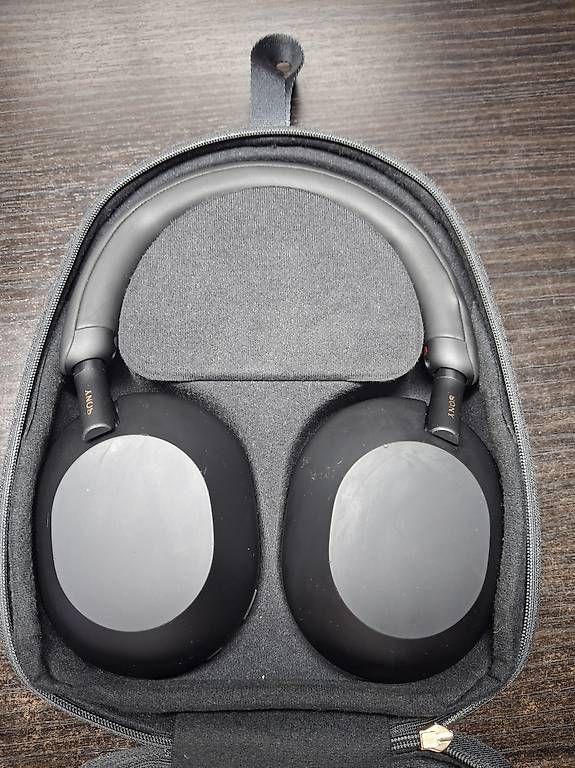 Cuffie: Sony WH-1000XM5 – Usato da Oberdorf SO venduto da Solotech