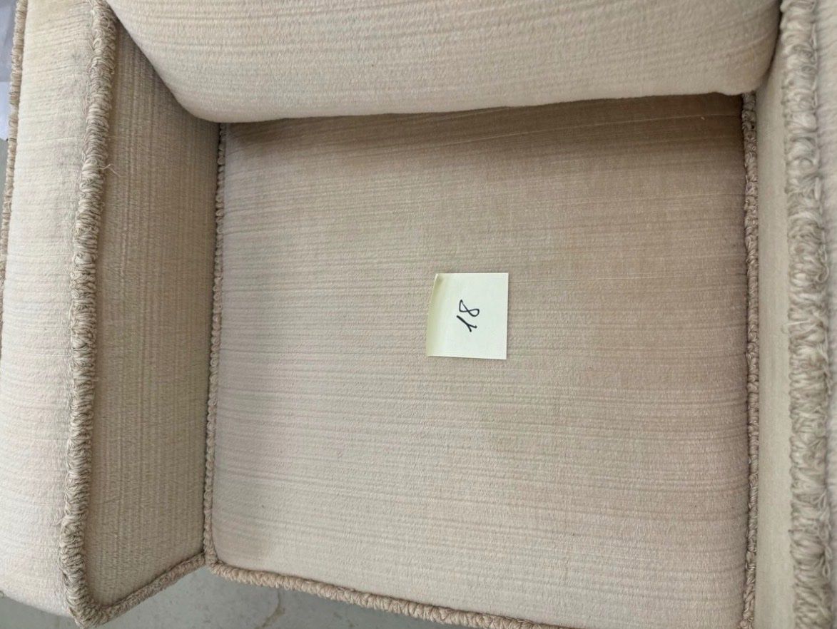 Poltrone: Sessel beige mit Fransen guter Zustand mit Rollen – Usato da Schlieren venduto da EH_Auktion 3