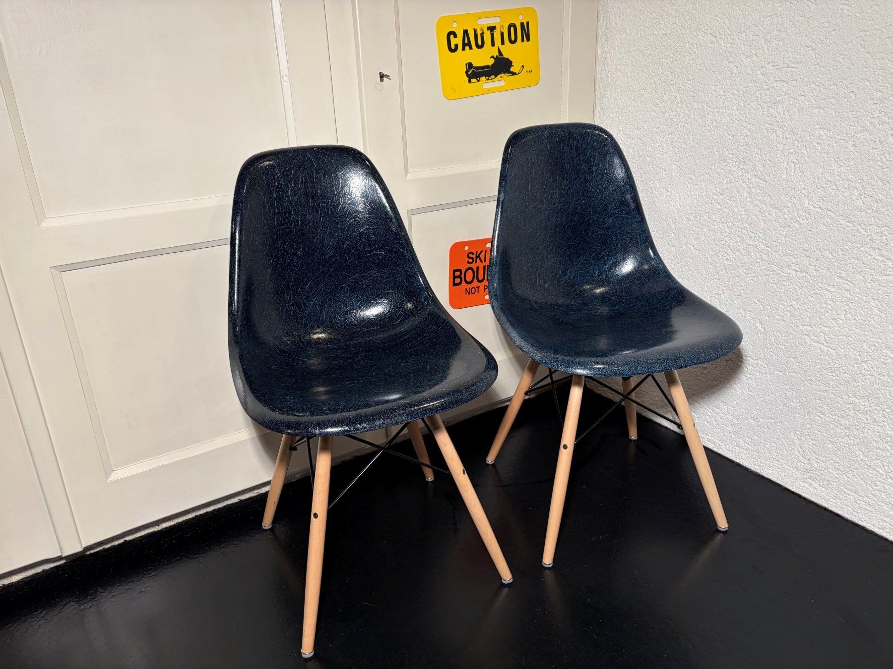 Eames Sedie: 2x Eames Vitra. Side Chairs in Navy blau – Usato da Liebefeld venduto da Dr.Eames