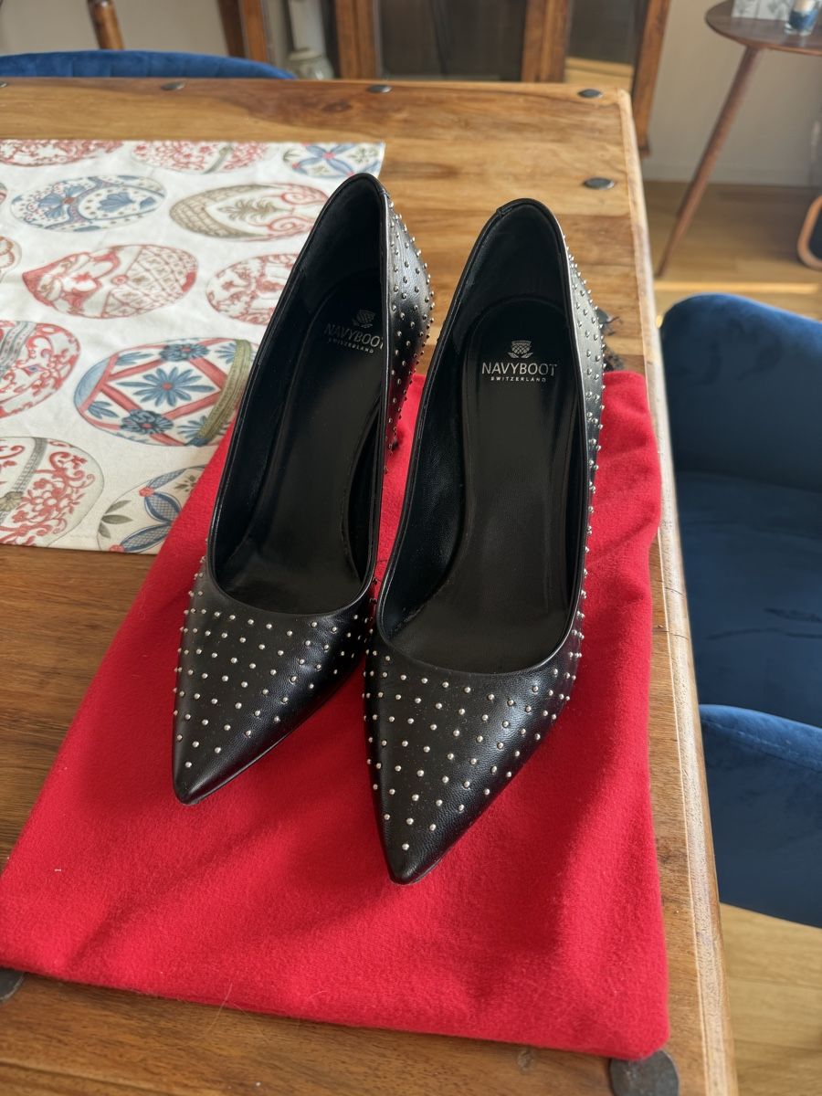Navyboot Scarpe da donna: Navyboot Pumps Leder mit Nieten Gr.38 – Usato da Meggen venduto da con_5djh 1