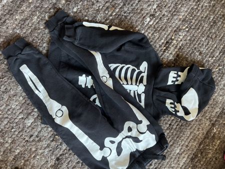 H&M Kinder Skelett/ Halloween Trainigsanzug Gr 110/116