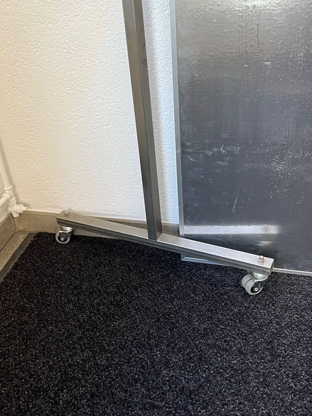 Lavagne: Wandtafel- oder Werbe-Halterung mit Rollen – Usato da Chur venduto da alteErika 1