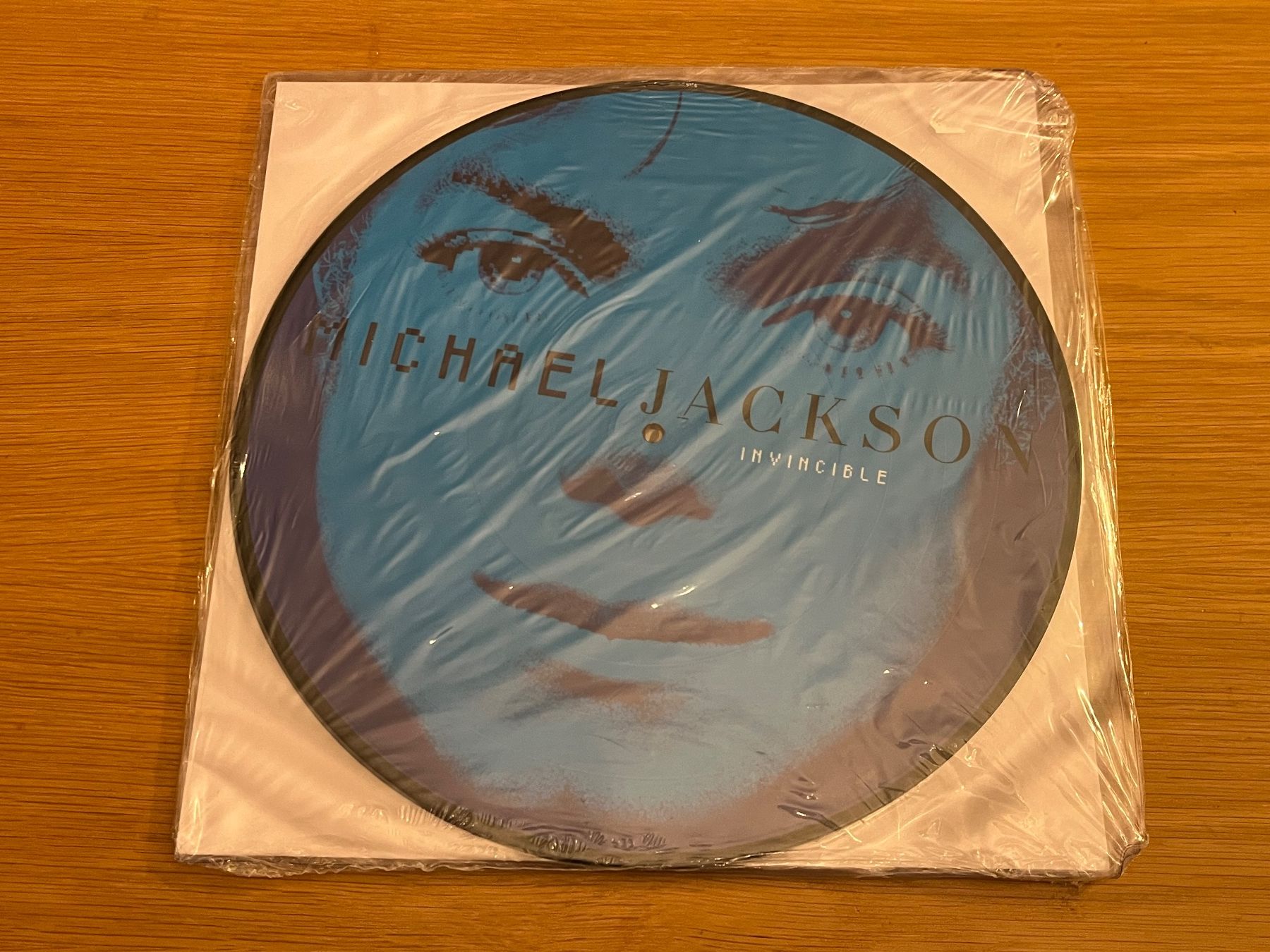 Dischi in vinile: Michael Jackson Invincible 2Lp Picture Discs  neu ungeöffnet – Nuovo e nell'imballaggio originale da Basel venduto da Vinyloase