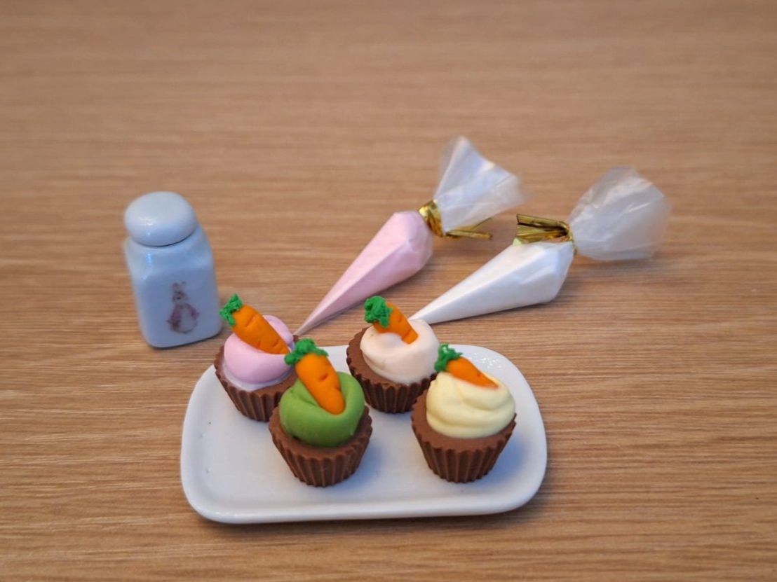 Case e mobili per bambole: Handmade Rüebli Cupcakes  Set – Nuovo (secondo la descrizione) da Zürich venduto da HandmadeTinyFood