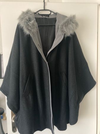 Ponchoartiger Mantel mit Kunstpelzkapuze, Gr.54 - dunkelgrau
