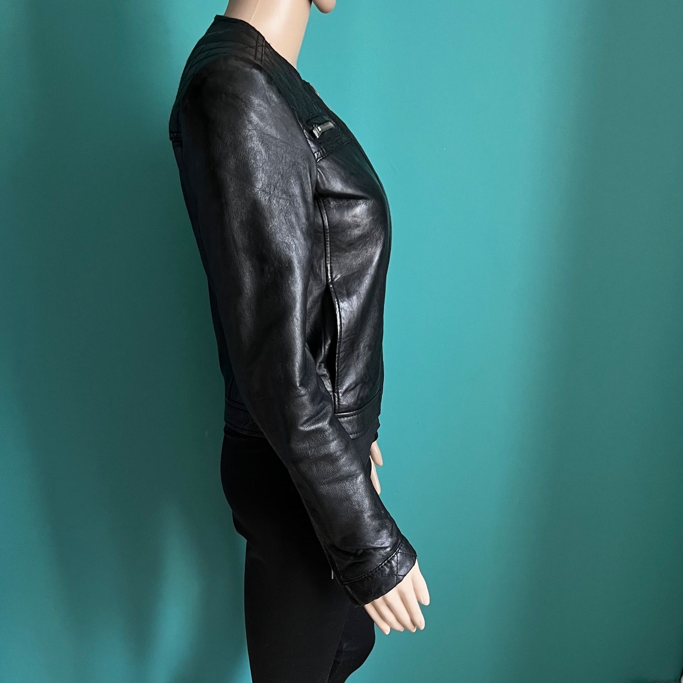 Zara Vestes: MANGO Lederjacke 🖤 – D'occasion à Zürich par ClosetQueen 6