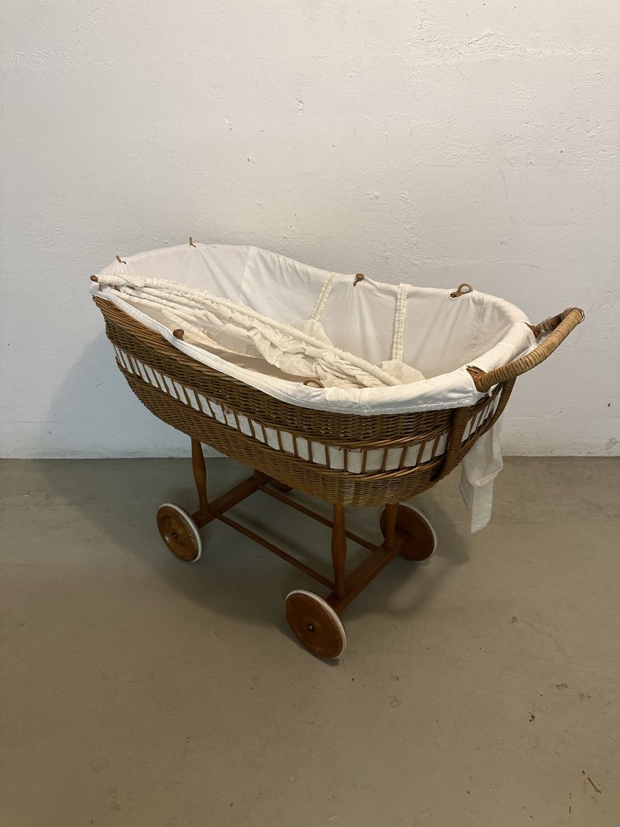 Carrozzine per bambole: Wicker Bassinet on Wheels – Usato da Altdorf UR venduto da Lisafabris