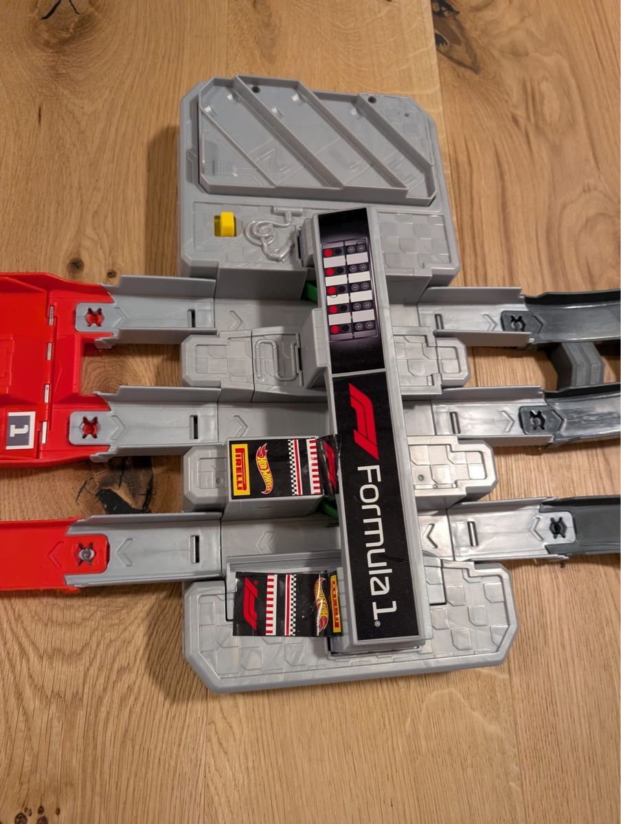 Hot Wheels Rennbahnen: Formula 1 Rennbahn – Gebraucht aus Roggwil TG von Strick-Fee 1