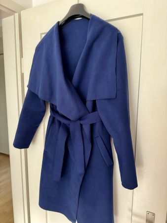 Moderner Wickel-Mantel / Cardigan in leuchtendem Blau