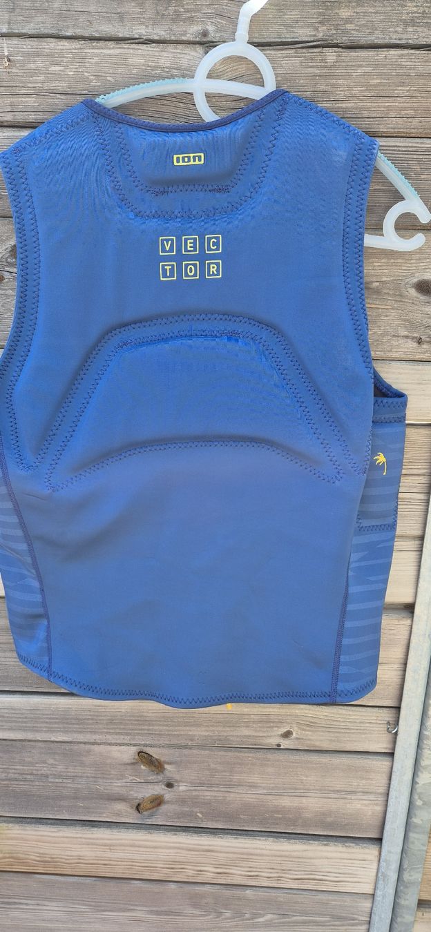 Protezioni & Imbottiture: ION Protectorweste Surfen / Foilen Herren Gr. XL – Usato da Möhlin venduto da fquagliati 1