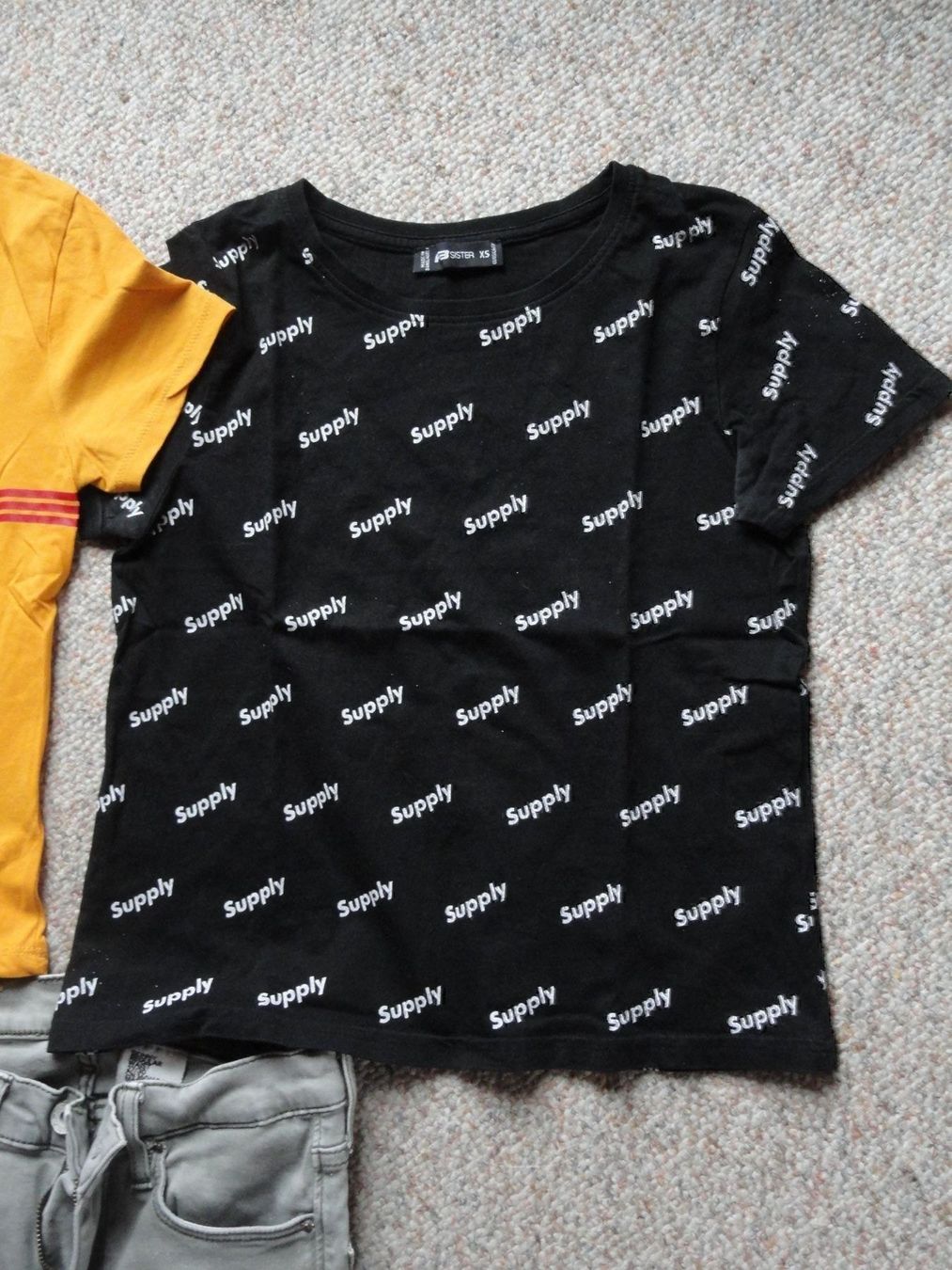 Blouses, T-shirts & Tops: 2 T-Shirts + 1 Jeans XS – D'occasion à Ins par Baj 3