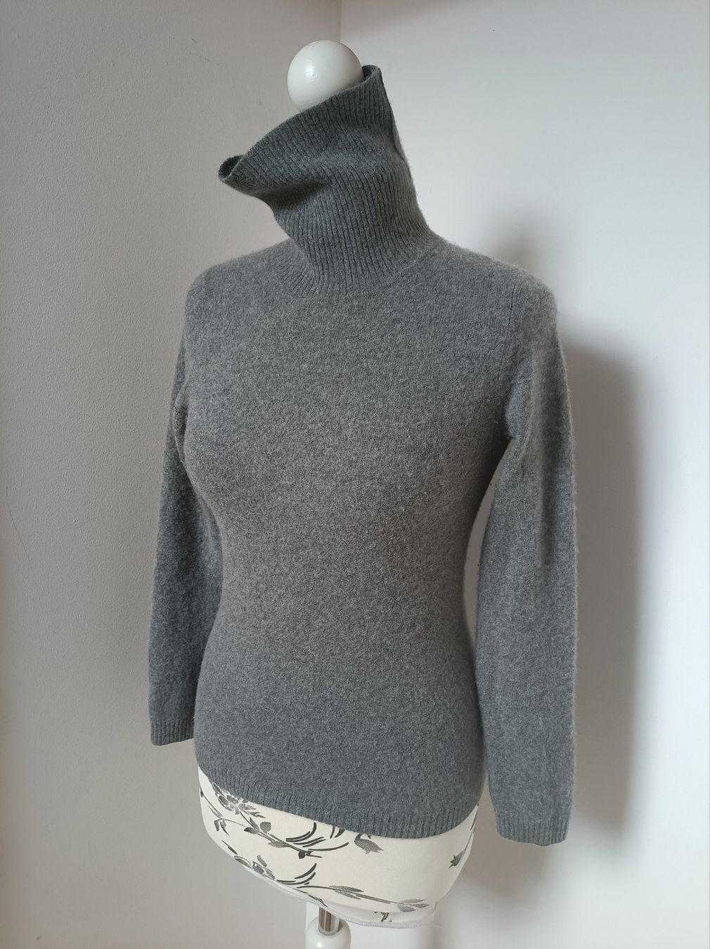 Maglioni & Felpe: Grauer Rollkragenpullover aus 100% Kaschmir – Usato da Peccia venduto da LillyMarie98 2