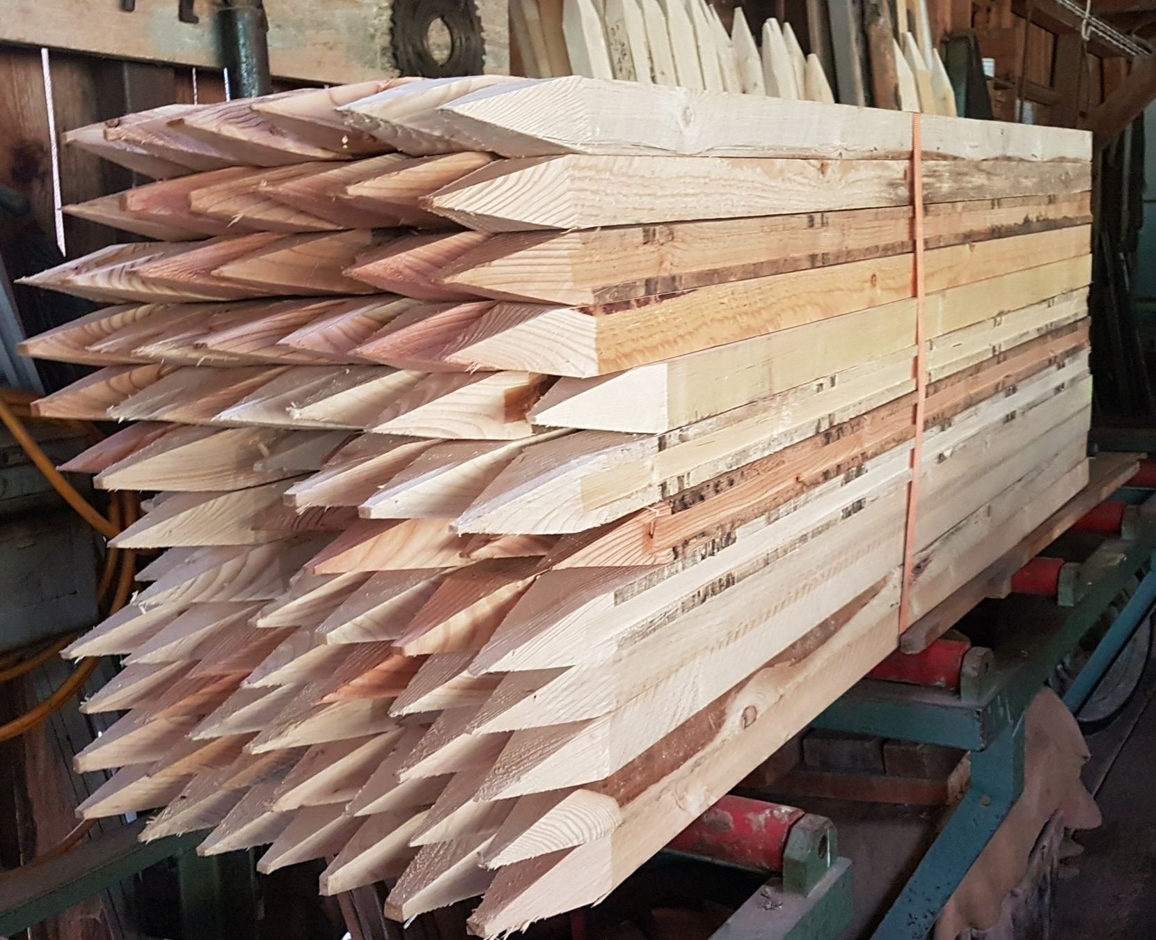 Altre attrezzature per stalle: Holzpfähle, Weidezaunpfähle – Nuovo (secondo la descrizione) da Goldiwil (Thun) venduto da Carlo77