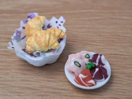 Gipfeli Korb mit Mortadella Rohschinken Teller Handgemacht