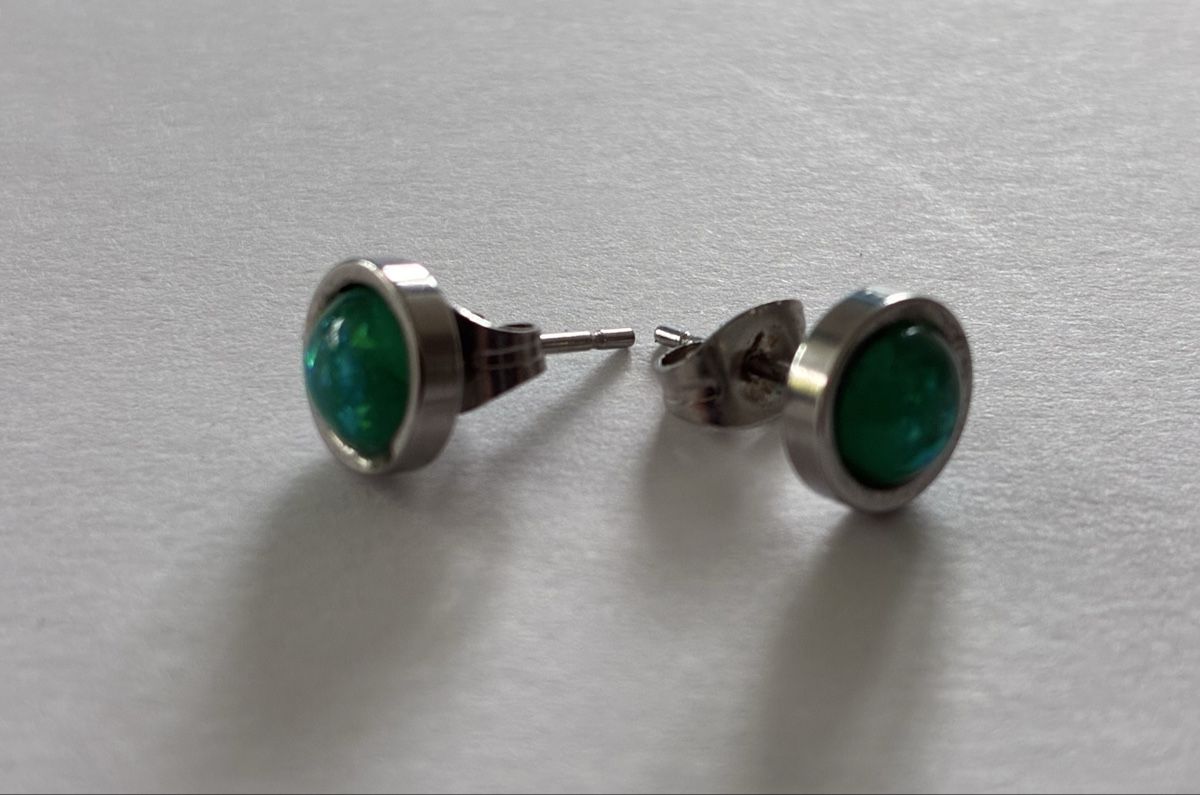 Boucles d'oreille: Green stud Earrings with lighter flecks – D'occasion à Basel par cat_sq5m 2