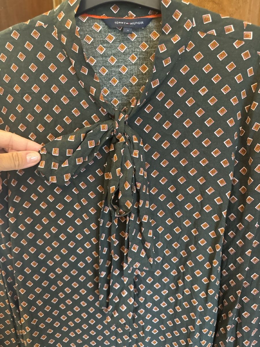 Tommy Hilfiger Blusen: Bluse Tommy Hilfiger mit Schleife Grösse S  – Gebraucht aus Zollikerberg von juneja79 1