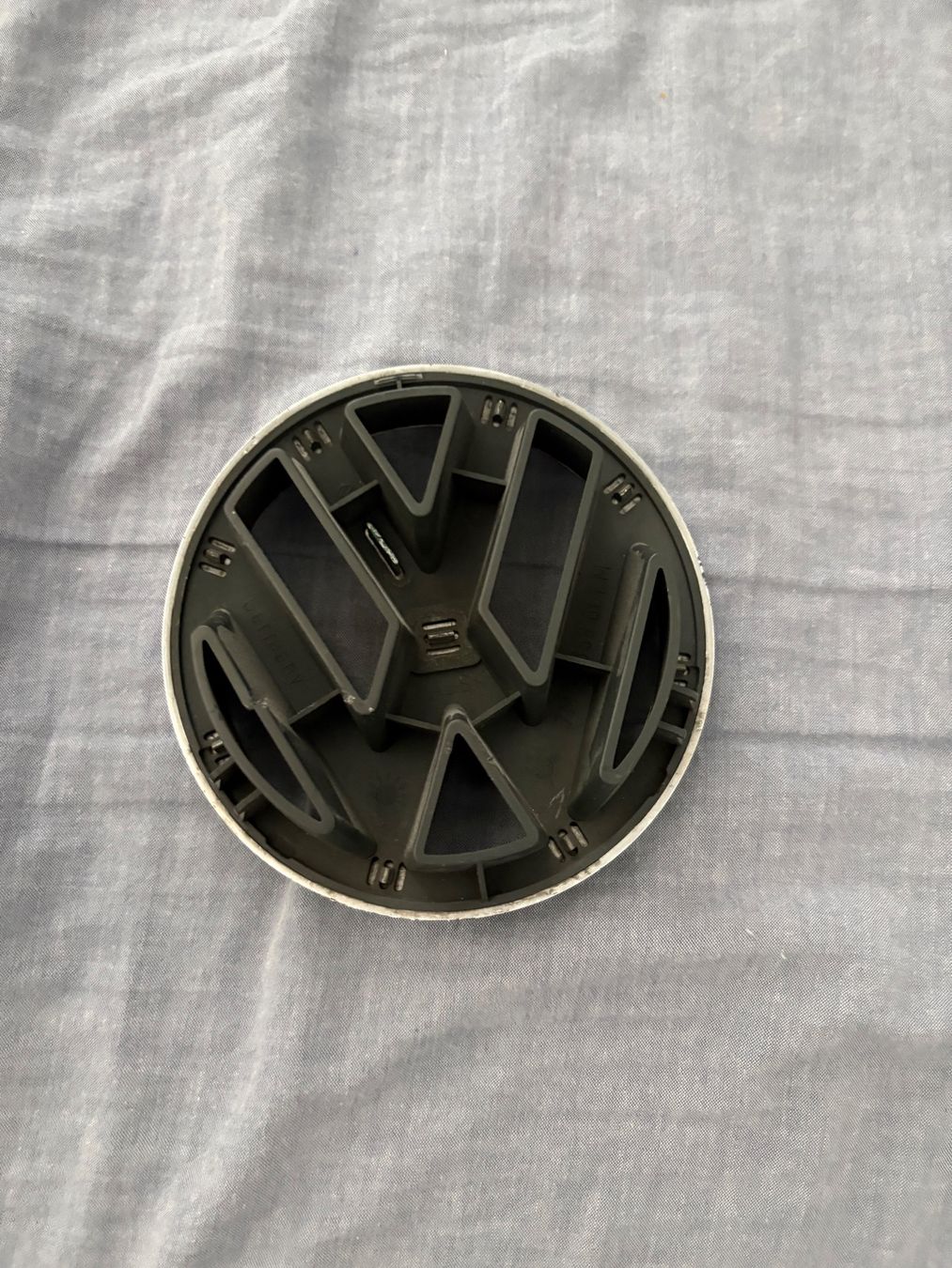 Volkswagen Tutti pezzi di ricambio auto: Original 1999 Sharan VW Emblem – Usato da Möhlin venduto da dth_5mw9 1