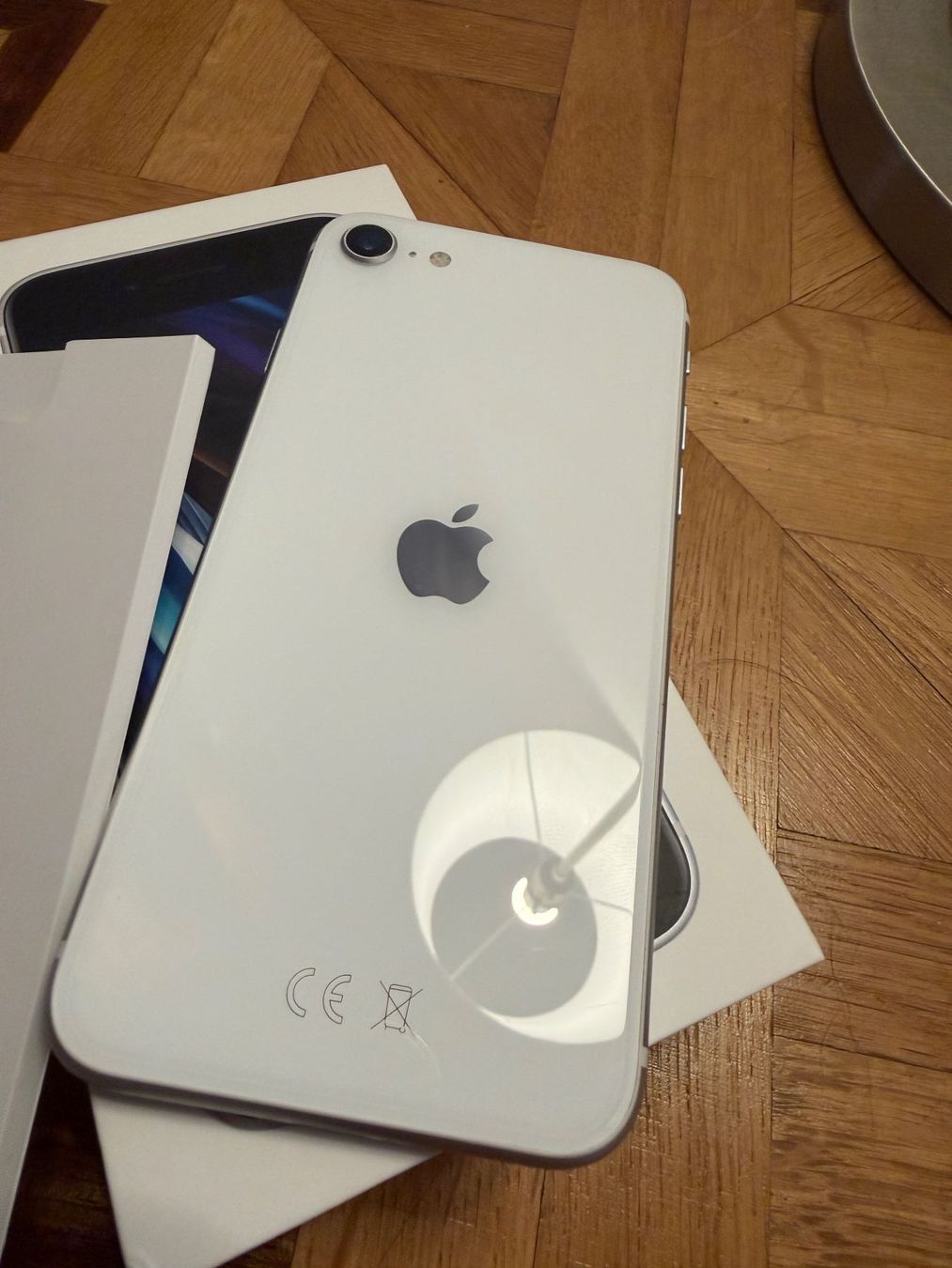 Apple Portables: iPhone SE 2. Gen 64GB Weiss – D'occasion à Losone par Lillyba 3