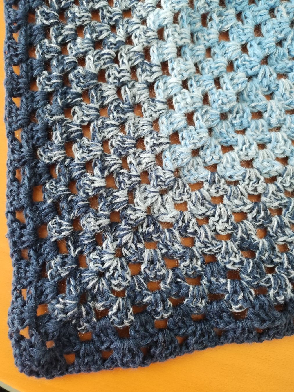 Foulard & Sciarpe: Dreieckstuch blau gehäkelt – Nuovo e nell'imballaggio originale da Münchenbuchsee venduto da Cori1968 1