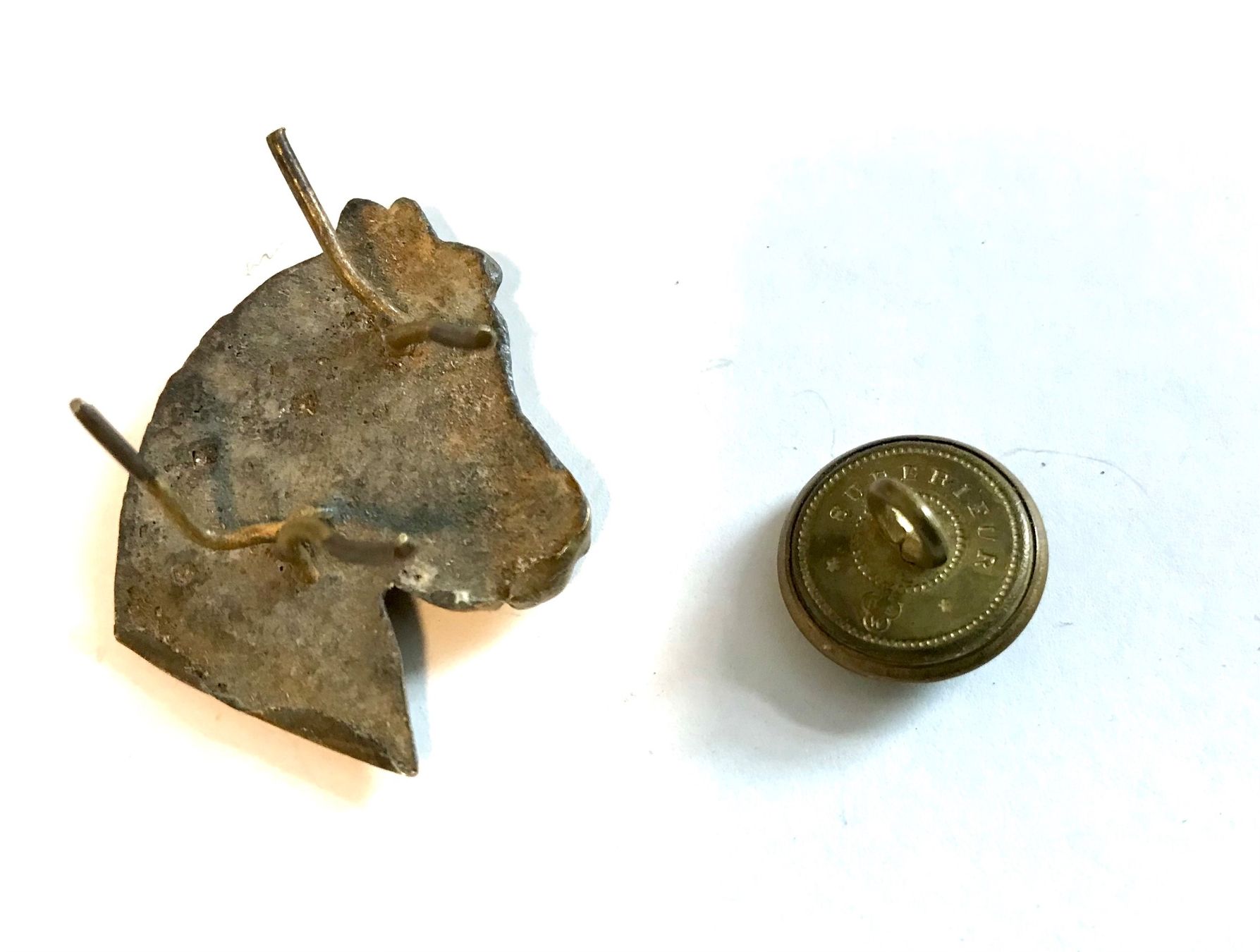 Plaquettes & Badges: Anstecknadel Pferdekopf , u. Knopf – D'occasion à Füllinsdorf par unda2 2