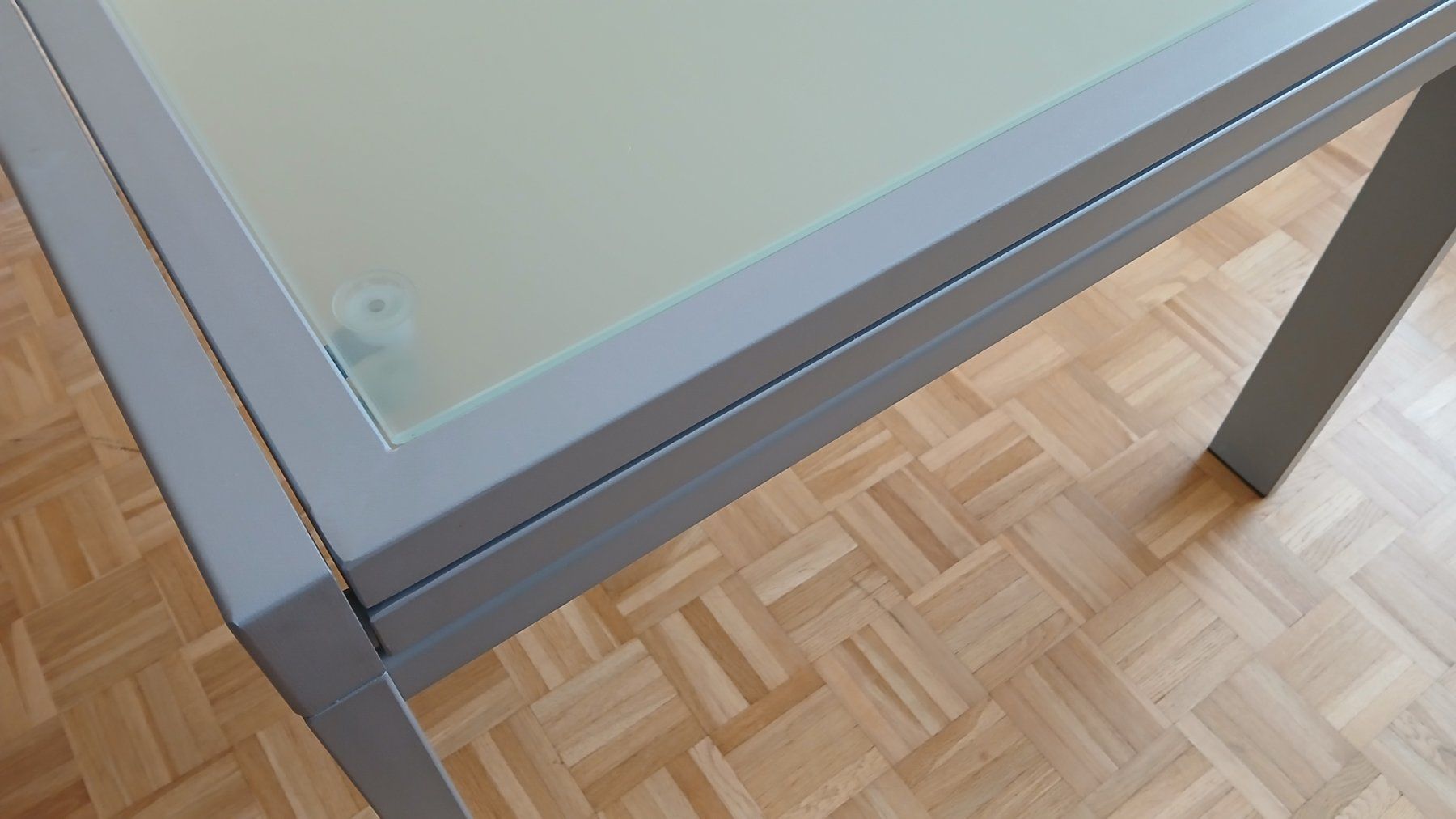 Tables: Table extensible en acier et verre , avec 4 chaises – D'occasion à Yverdon-les-Bains par Retro-Tech 5