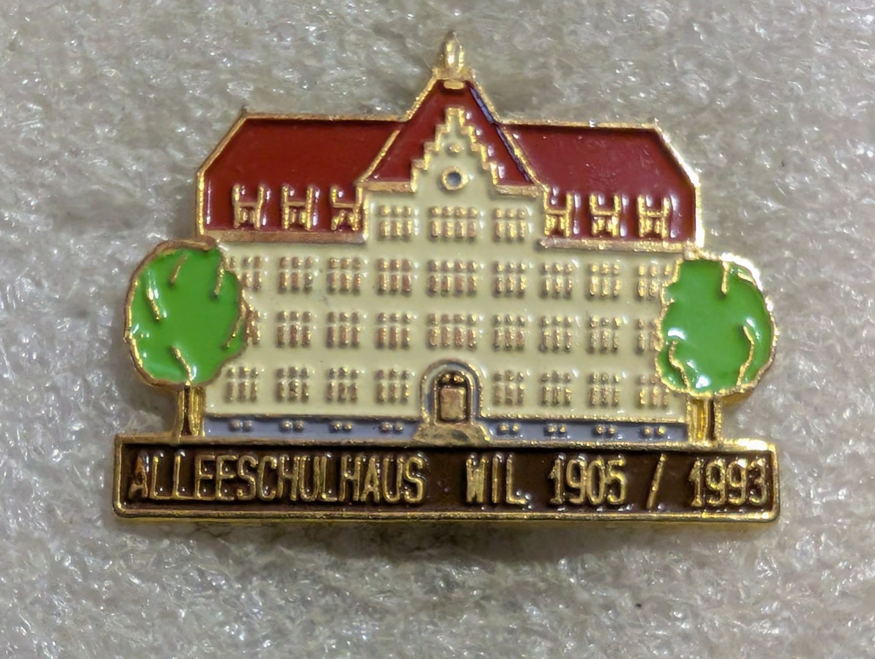 Placchette & Badge: Ansteckpin 42: Alleeschulhaus Wil – Usato da Oppligen venduto da Pin-Fall-Shop