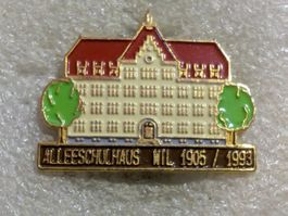 Ansteckpin 42: Alleeschulhaus Wil