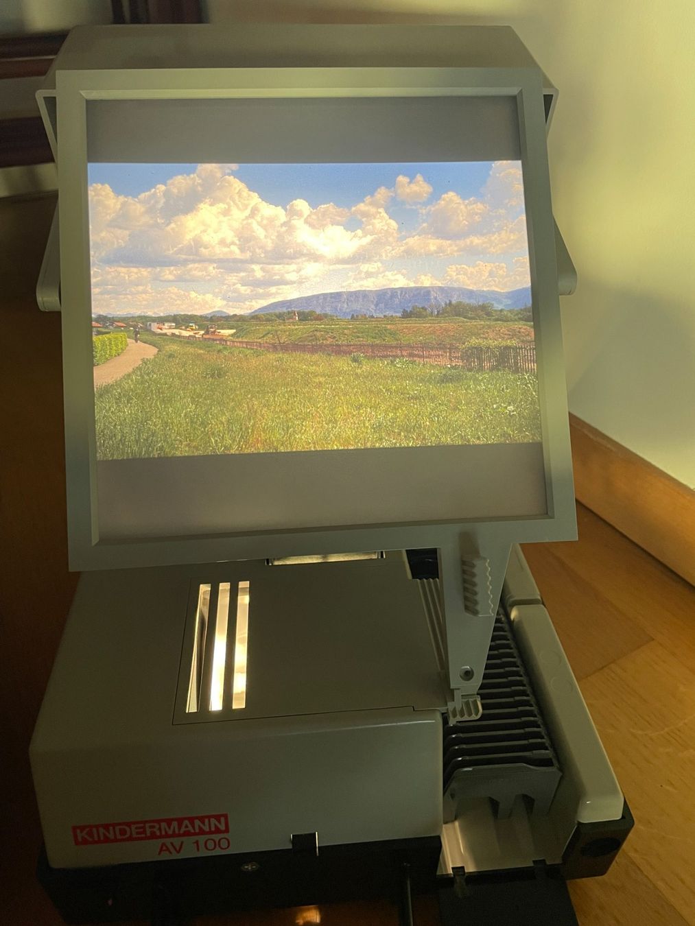 Proiettori: Projecteur de diapositives Kindermann AV 100 – Usato da Petit Lancy venduto da gil_hr6v 4
