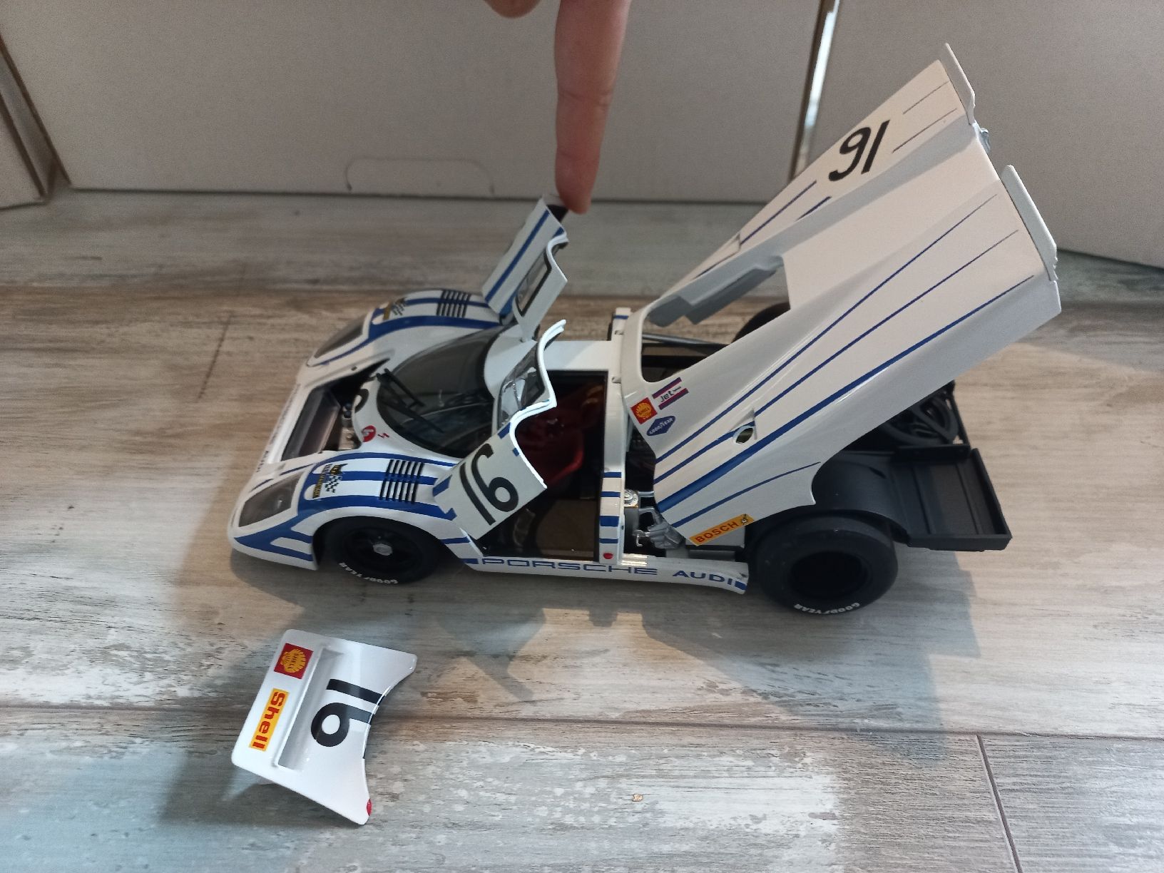 Autoart Modellautos: Porsche 917K 1/18 Autoart – Gebraucht aus Attalens von remy_s00 5