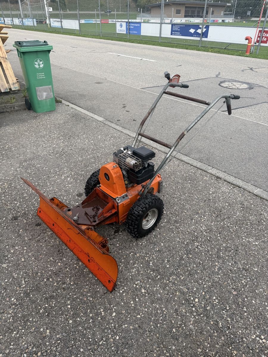Schneeräumung: Schneerplug Universal mit Briggs Stratton 3.5 PS Motor – Defekt aus Malters von BachBrun 2