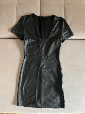 Kurzes Abendkleid in Lederoptik 