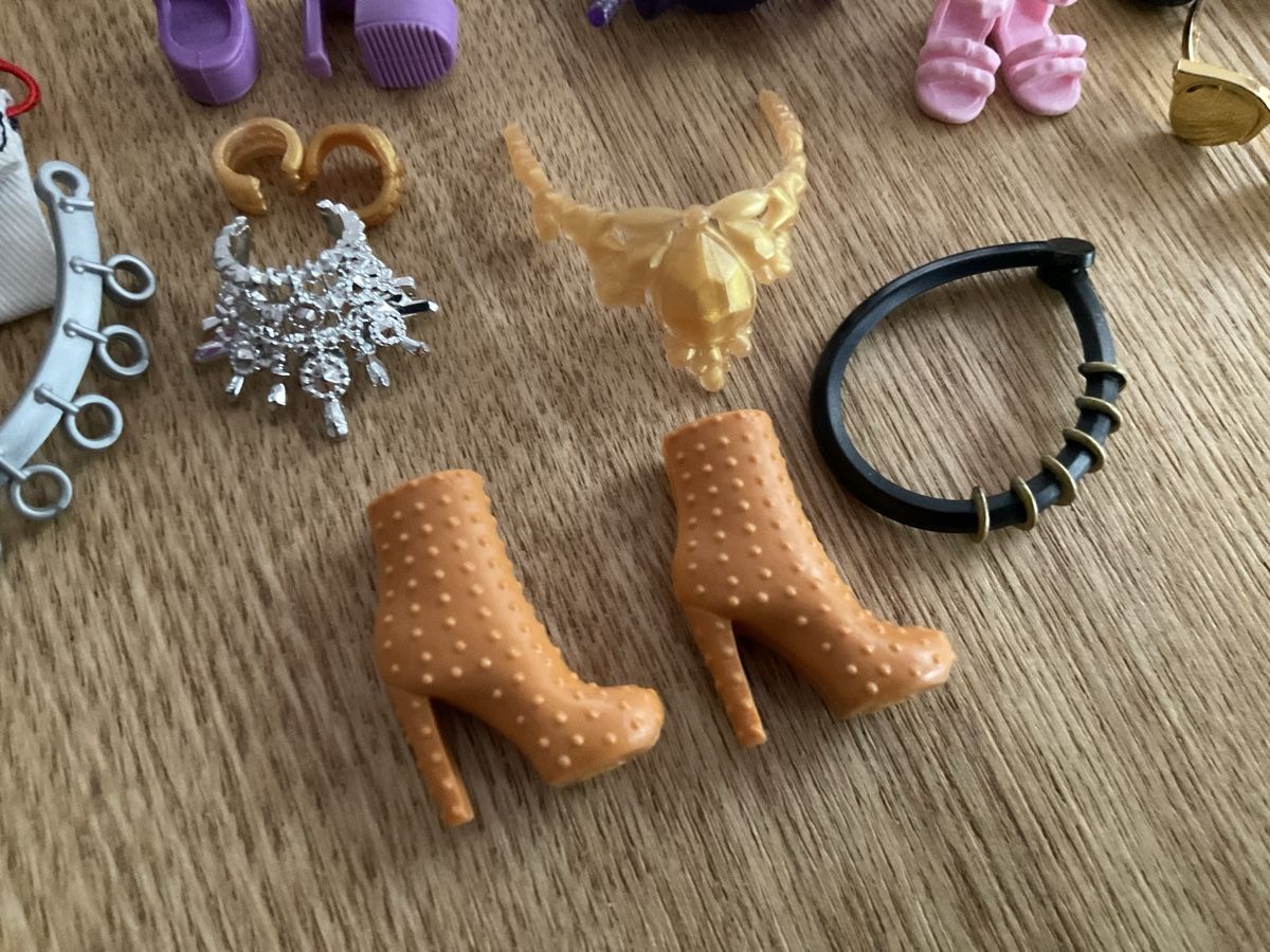 Bambole: 24 verschiedene Barbiesachen – Usato da Herbriggen venduto da Sehrazade 1