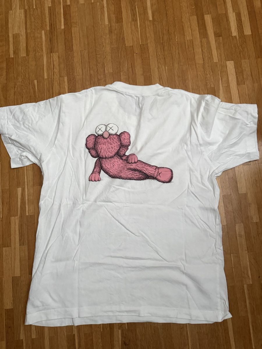 Uniqlo T-shirt: Uniqlo x Kaws Tshirt – Usato da Rütihof venduto da miak2000