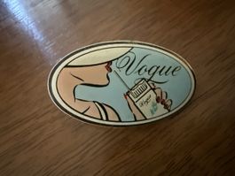 Vogue Zigaretten Anstecknadel oval Metall guter Zustand
